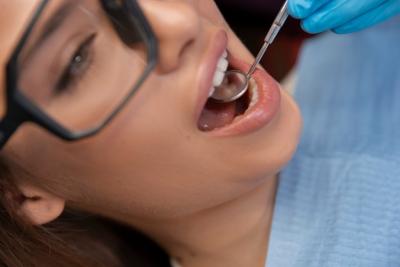 怎样种植牙齿，种植牙前为何需要先进行牙齿矫正？专家建议与解释