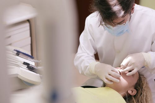 正畸期间如何清洁牙齿，牙线的使用方法是什么
