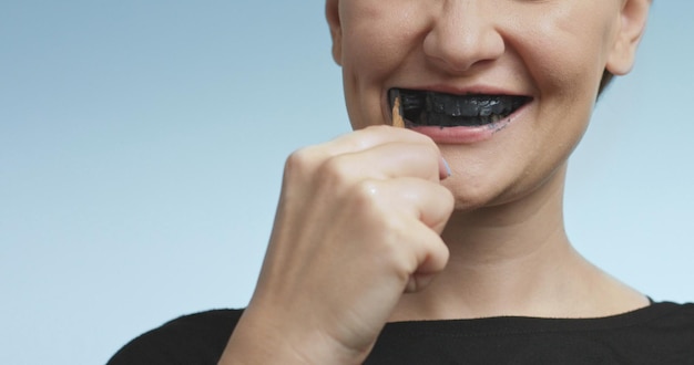 牙丘沟有黑条的原因及清理牙齿效果