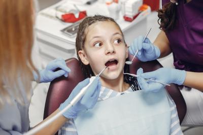 儿童牙齿矫正什么年龄合适，给孩子矫正牙齿去诊所还是医院好？