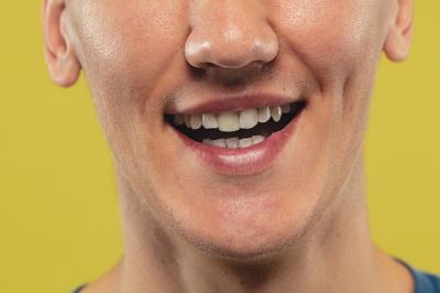27岁还能做牙齿矫正吗？智齿挤歪的牙齿需要干预矫正吗？