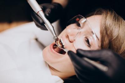 为什么种牙齿医生会推荐先做矫正？种牙为什么要矫正？