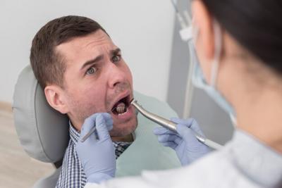 大牙旁边肉肿痛要怎么处理？缓解疼痛的方法