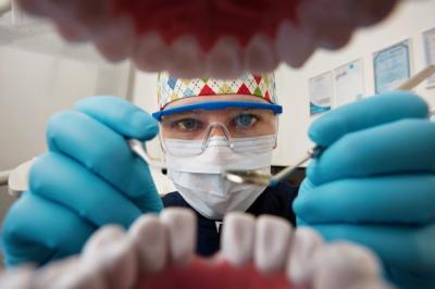 牙齿口腔医院种植需要注意什么，种植手术选择权威医院还是权威医生？