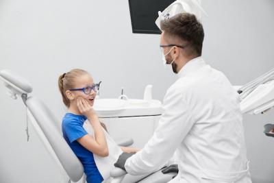12岁儿童牙齿矫正费用多少？小孩牙齿矫正选择什么样的矫治器好？
