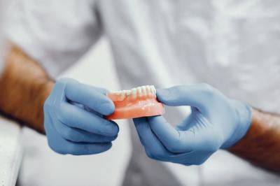 六号牙是种牙还是正畸，普通正畸牙齿和种植牙齿大概多少钱？