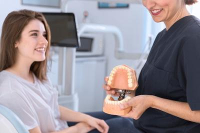 牙齿矫正和镶牙可以同时进行吗？先后顺序和注意的事分别是什么？