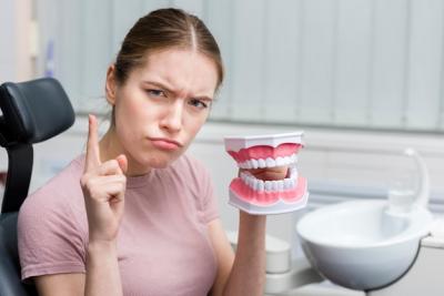 牙齿矫正后的效果可以维持多久？正畸后牙齿会比以前更容易松动吗？