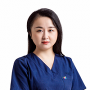 毕业于重庆医科大学口腔医学院，擅长个性化牙齿矫正的陈德余医生