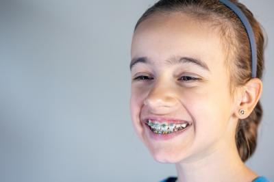 儿童恒牙生长歪斜处理方式，若不能自行归位需及时矫正。