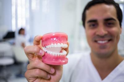 牙周炎能矫正牙齿吗？牙齿矫正会牙龈萎缩吗？