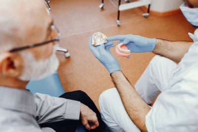 牙齿矫正完成后牙齿变松，医生为何表示这是正常现象？