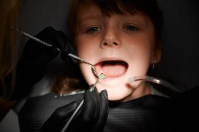 2023年儿童口腔治疗的详细价格表，包含涂氟、拔牙及矫正费用。