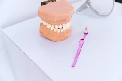 活动假牙的正确使用方法及日常保养技巧